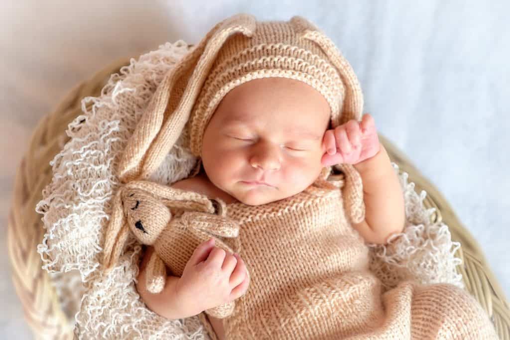 Nouveau né dormant paisiblement - sommeil bébé 2 mois